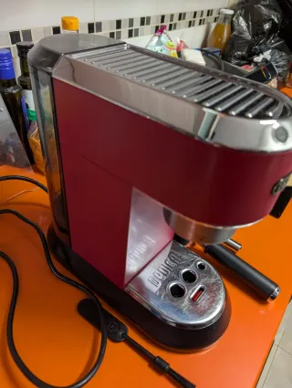 Cafetera DeLonghi Dedica Roja EC685.R