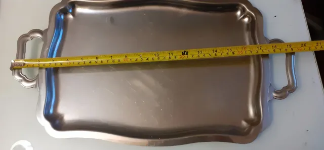 Bandeja de metal plateada con asas