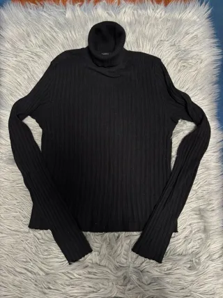 Camiseta negra cuello alto acanalada