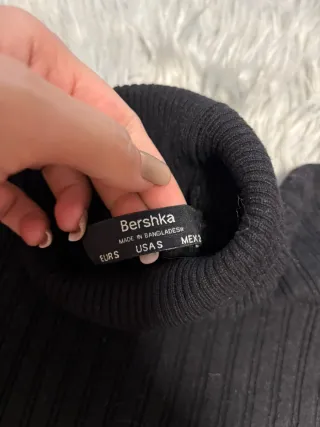 Camiseta negra cuello alto acanalada