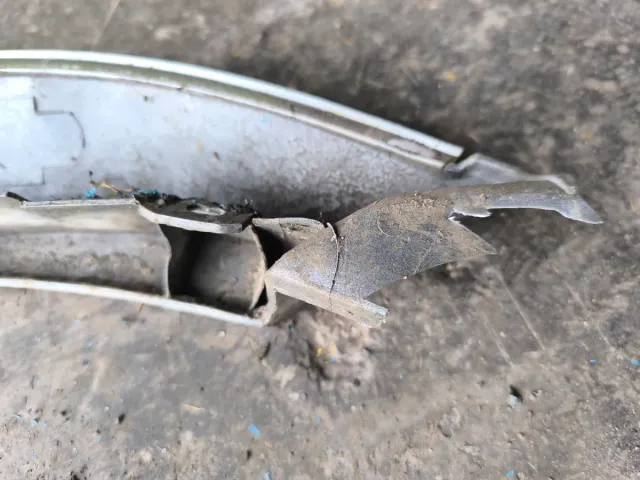 Aletín Delantero Izquierdo Nissan Terrano 2