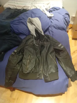 Cazadora imitación cuero con capucha