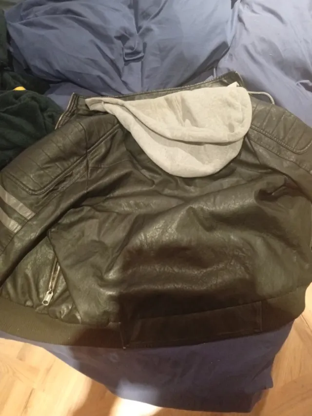 Cazadora imitación cuero con capucha