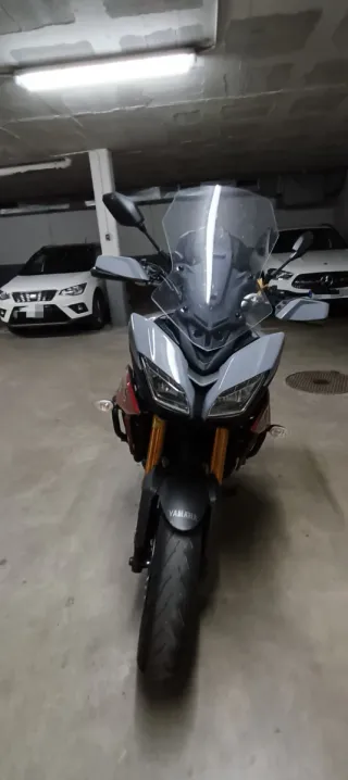 Yamaha Tracer 9 GT Gris y Roja