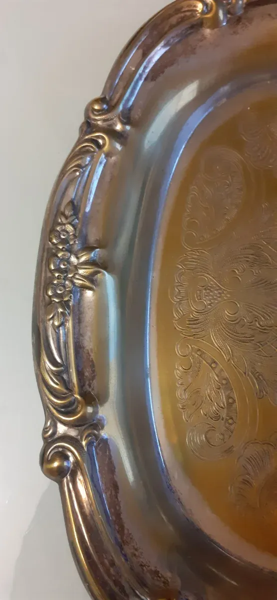 Bandeja de metal plateada decorada