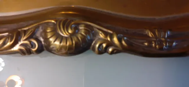 Bandeja de metal plateada decorada