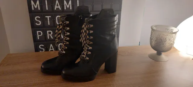 Botas tacón negras con cordones