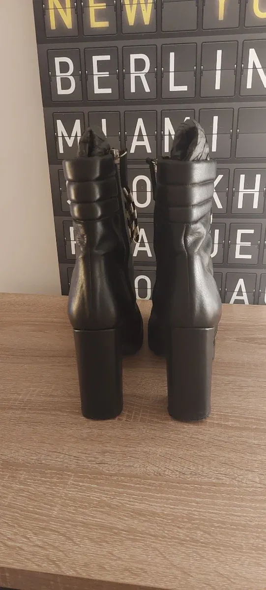 Botas tacón negras con cordones