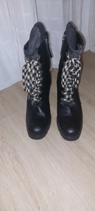 Botas tacón negras con cordones