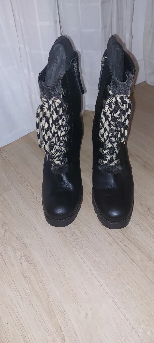 Botas tacón negras con cordones
