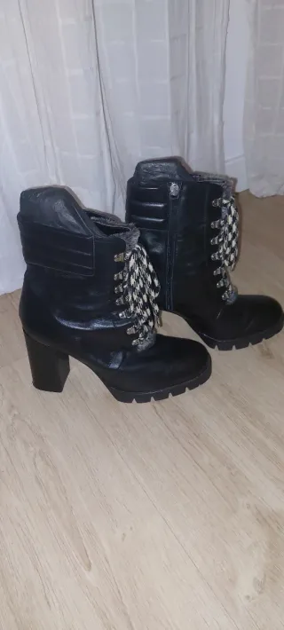 Botas tacón negras con cordones