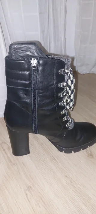 Botas tacón negras con cordones