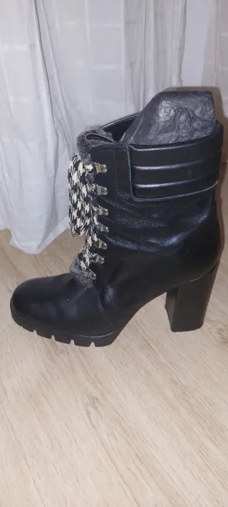 Botas tacón negras con cordones