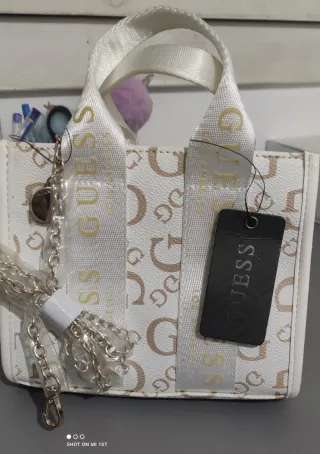 Bolso de mano Guess blanco y dorado