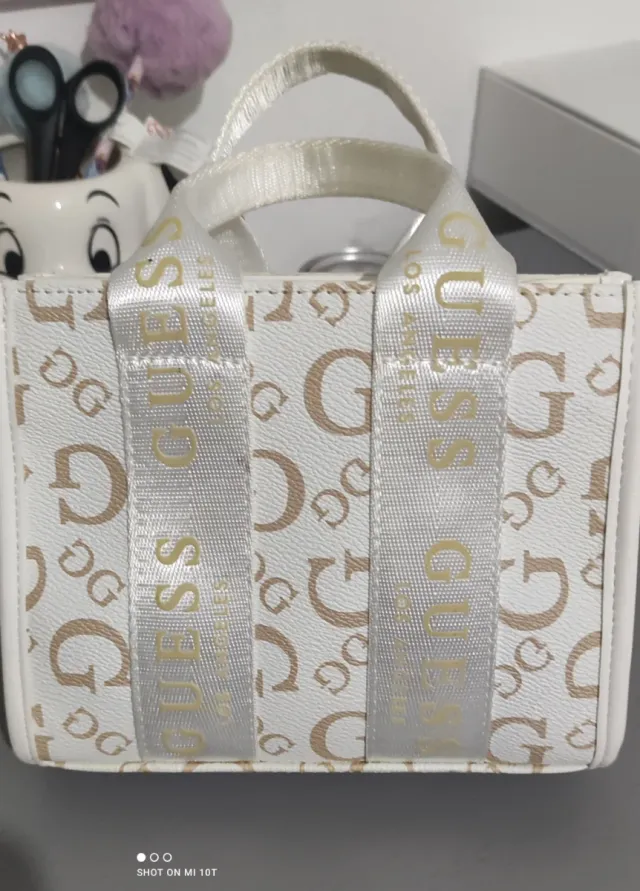 Bolso de mano Guess blanco y dorado