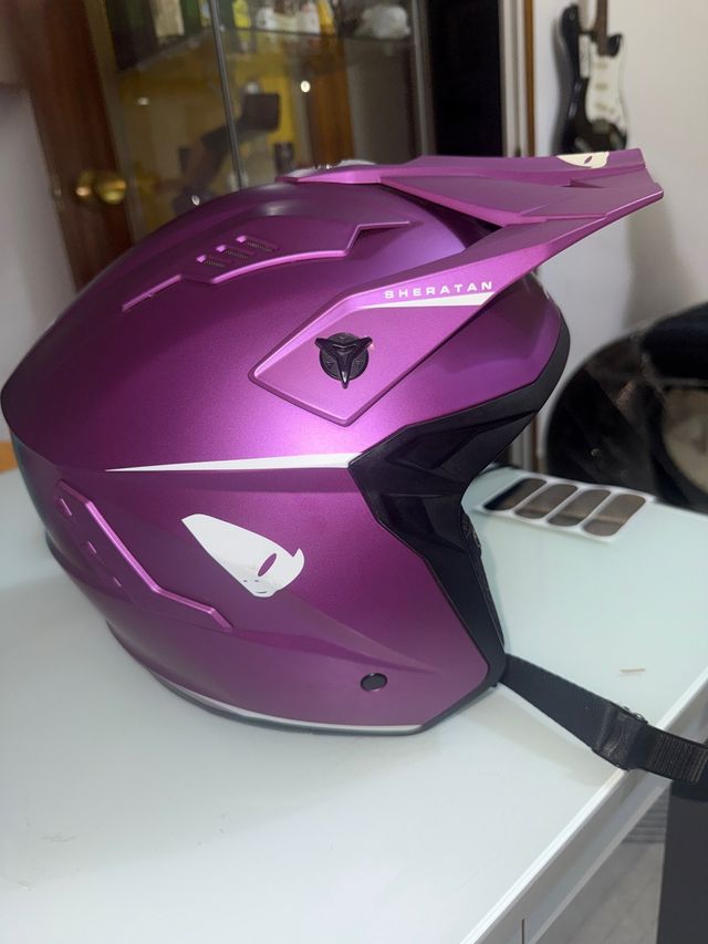 Casco de moto morado