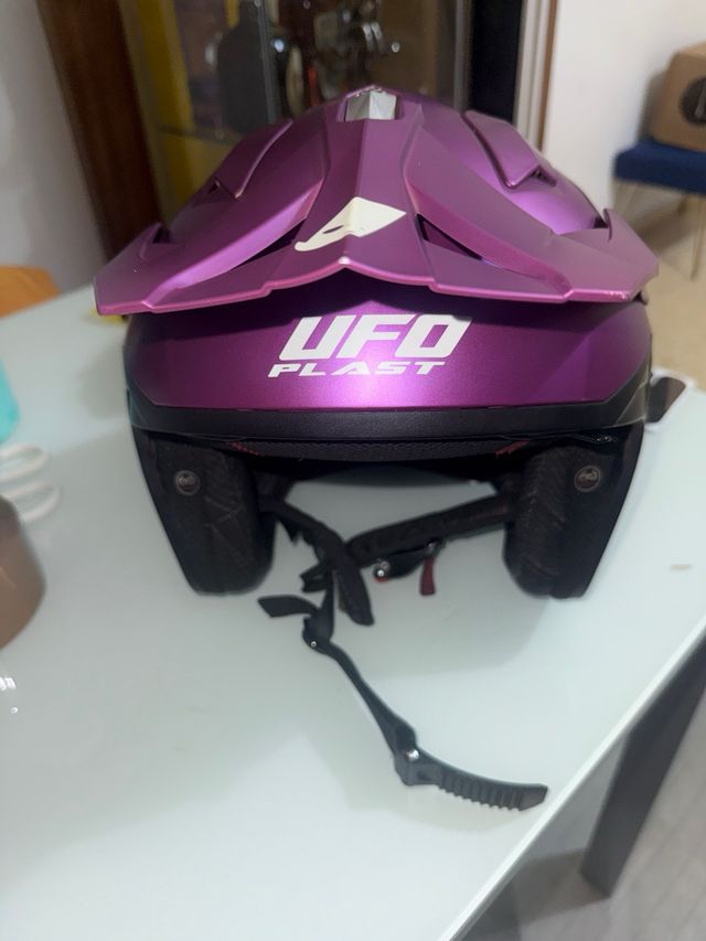 Casco de moto morado