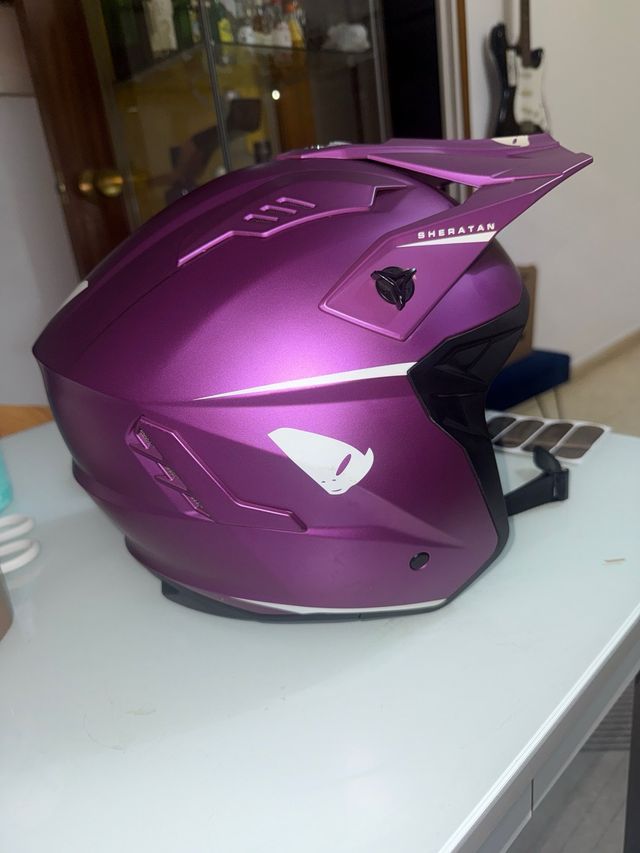 Casco de moto morado