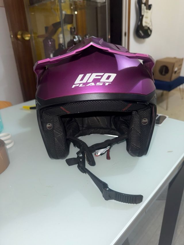 Casco de moto morado