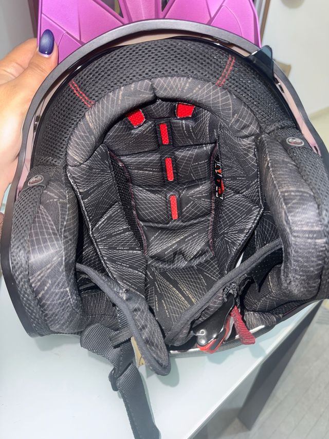 Casco de moto morado