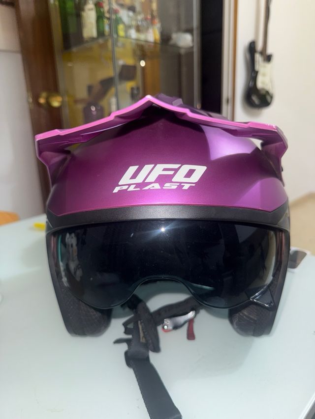 Casco de moto morado