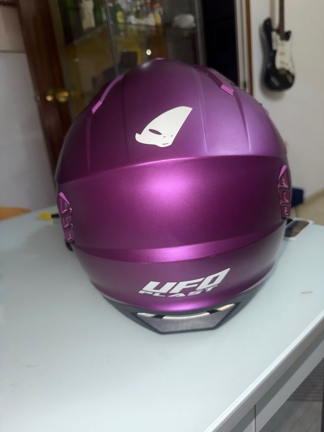 Casco de moto morado