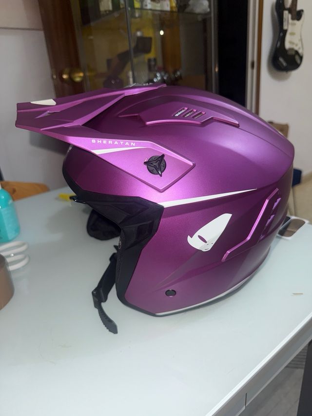 Casco de moto morado