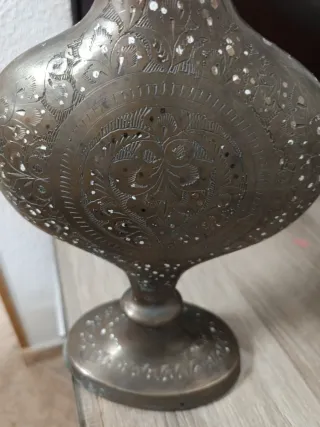 Ánfora antigua estrecha decorada