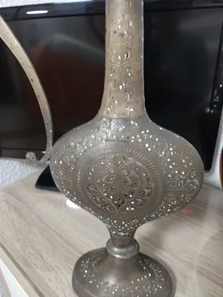 Ánfora antigua estrecha decorada