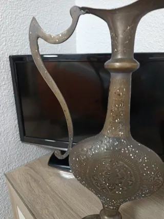 Ánfora antigua estrecha decorada