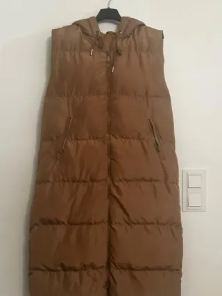 Chaleco largo acolchado con capucha