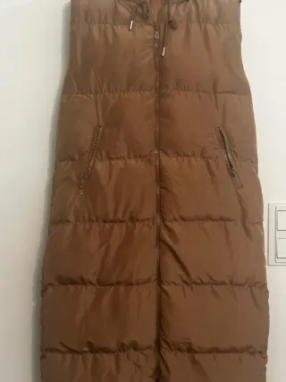 Chaleco largo acolchado con capucha