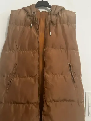 Chaleco largo acolchado con capucha