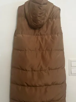 Chaleco largo acolchado con capucha