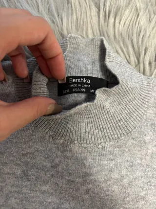 Jersey gris cuello alto manga abullonada