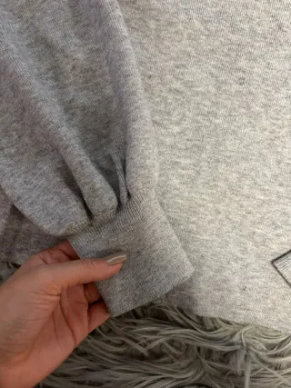 Jersey gris cuello alto manga abullonada