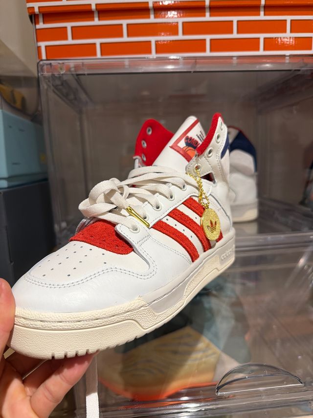 Zapatillas Adidas Blancas y Rojas