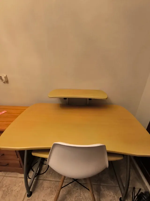 Escritorio de madera claro con bandeja