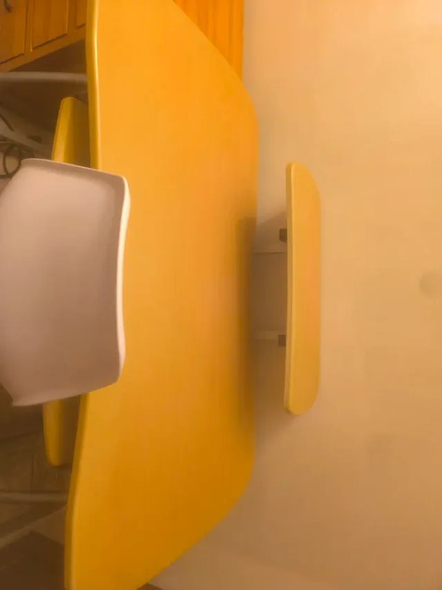 Escritorio de madera claro con bandeja