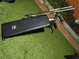 Banco de gimnasio con barras