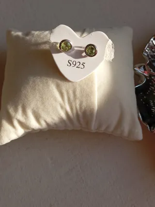 Pendientes pequeños de mineral peridoto