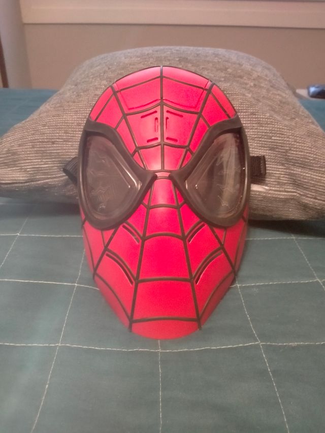 Máscara Spiderman con luces en los ojos y sonidos.