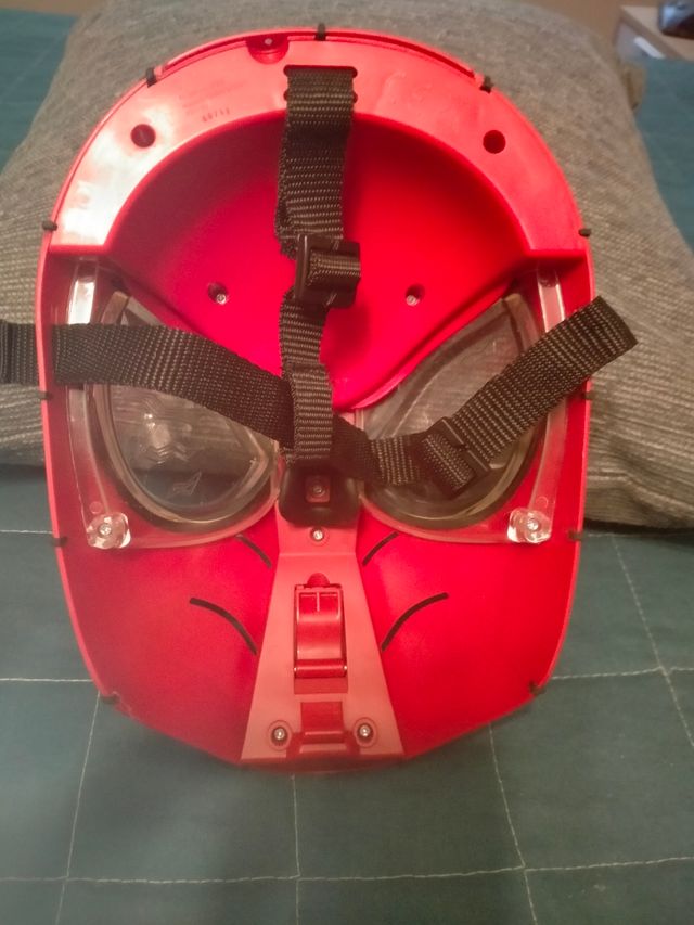 Máscara Spiderman con luces en los ojos y sonidos.
