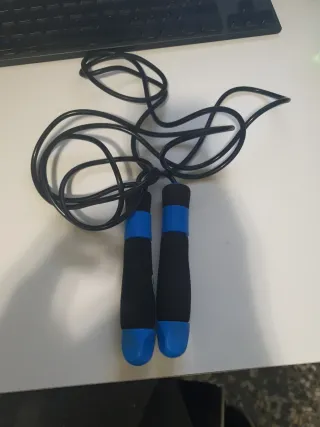 Cuerda de saltar con mangos acolchados