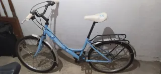 Bicicleta azul mediana con marchas