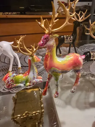 Ciervos decorativos multicolores