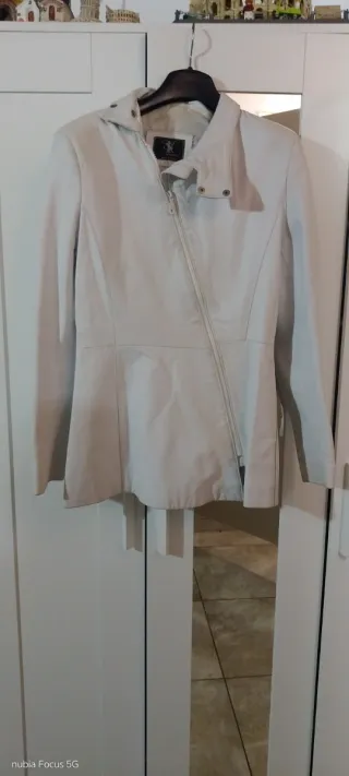 Giubbino in pelle beige con zip asimmetrica