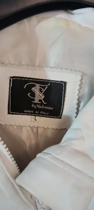 Giubbino in pelle beige con zip asimmetrica