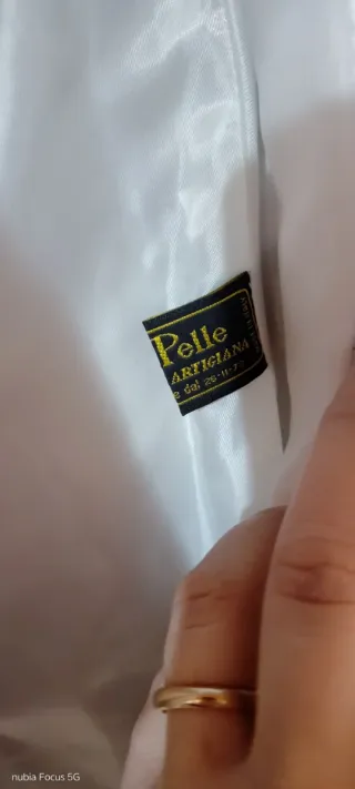 Giubbino in pelle beige con zip asimmetrica