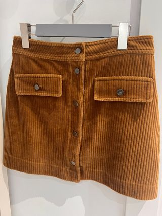 Falda de pana marrón con botones